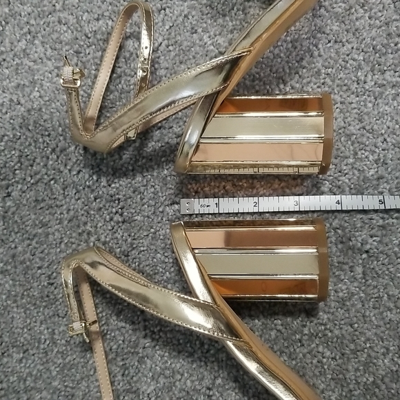 Aldo Dressed Sandals in Gold 6M - Picture 7 of 9